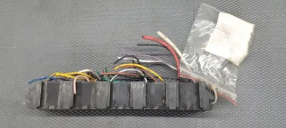 Renault Kangoo I Relay mounting block 7703297572