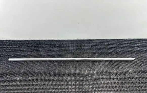 Chevrolet Malibu Front door trim (molding) 