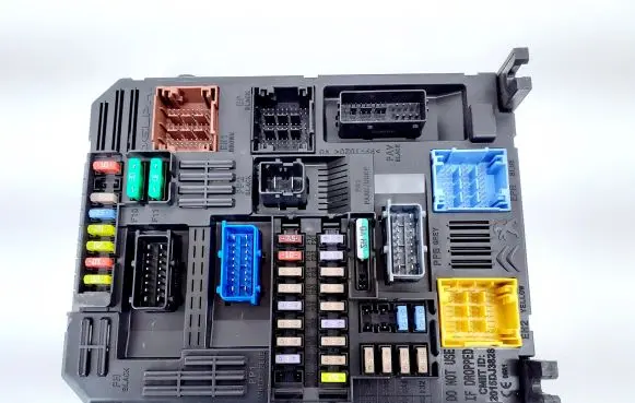 Opel Grandland X Fuse module 9830813080 28625187