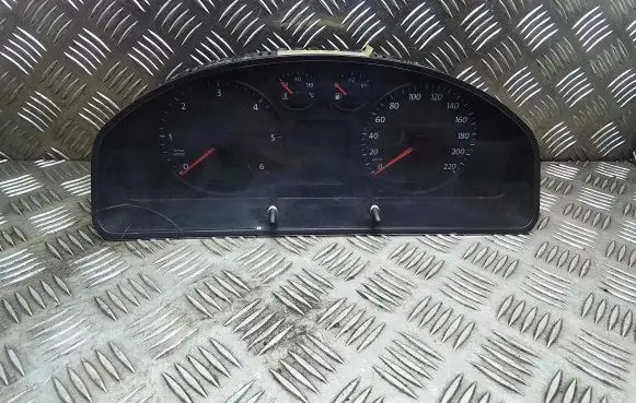 Volkswagen Transporter - Caravelle T5 Speedometer (instrument cluster) 88311346