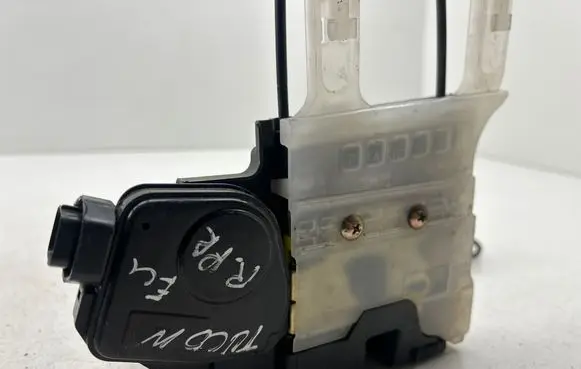 Hyundai Tucson JM Front door lock