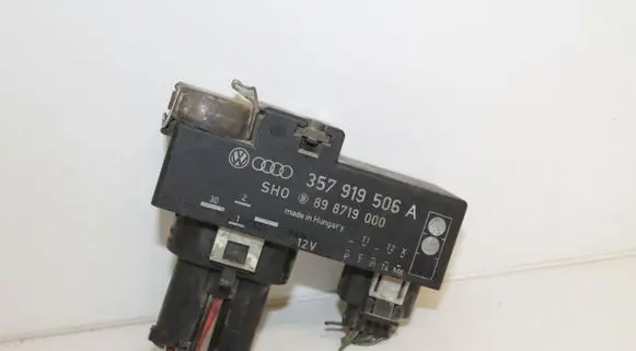 Volkswagen PASSAT B4 Coolant fan relay 357919506A 898719000