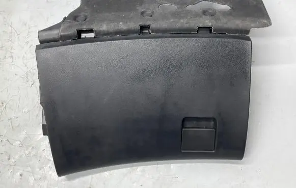 Glove box