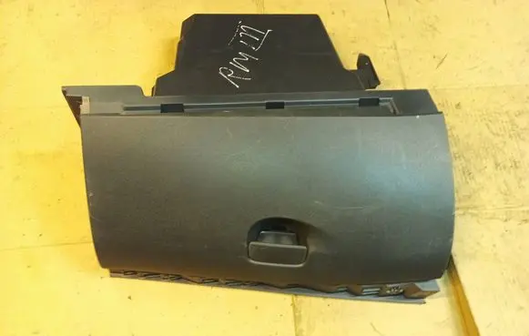 Glove box