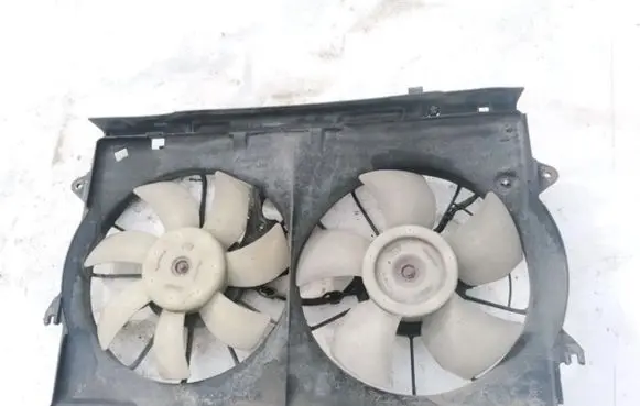 Radiator cooling fan shroud