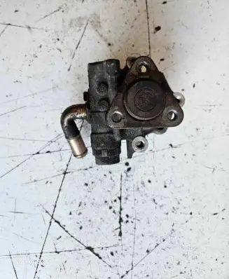 Volkswagen PASSAT B5.5 Power steering pump 8D01451770