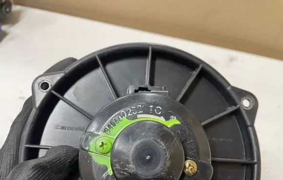 Toyota Avensis T220 Heater fan/blower 1940000252