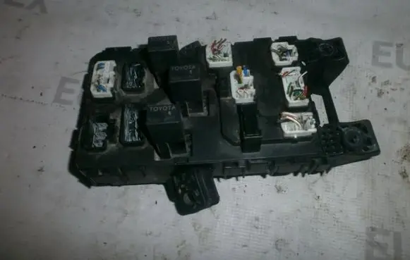 Toyota Avensis T220 Fuse box set 8273005010