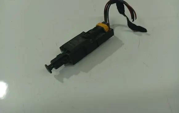 Opel Zafira A Brake pedal sensor switch 90508804