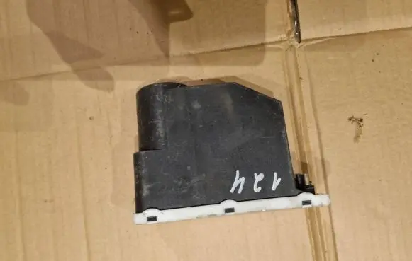 Mercedes-Benz E W124 Central locking vacuum pump 0008000948 0132006309
