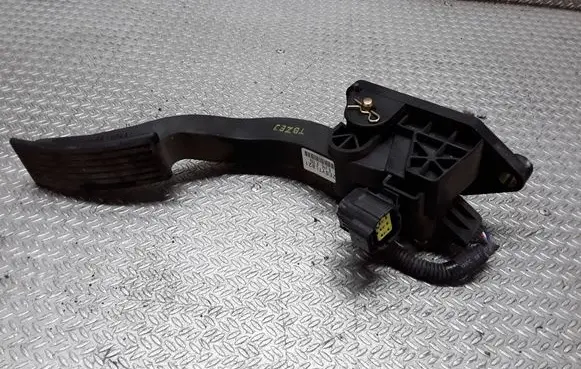 Accelerator throttle pedal