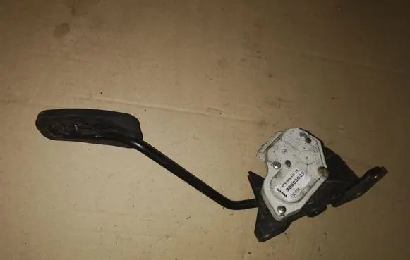 Volvo XC90 Accelerator throttle pedal 30683521