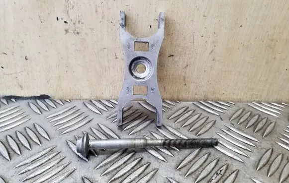 Skoda Octavia Mk3 (5E) Fuel Injector clamp holder 04L216