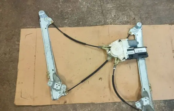 Renault Latitude (L70) Front door window regulator with motor 807310027R