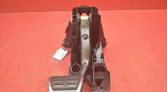 Accelerator throttle pedal