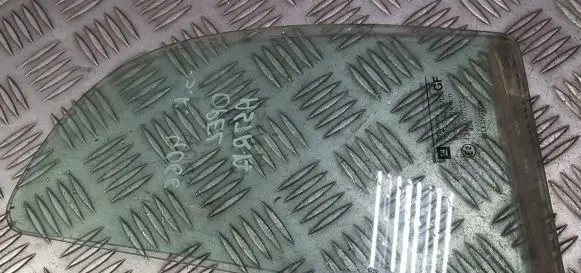 Opel Astra G Rear vent window glass 