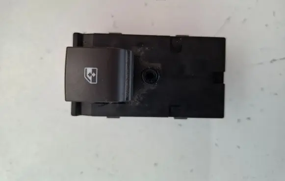 Opel Mokka Electric window control switch 13301889