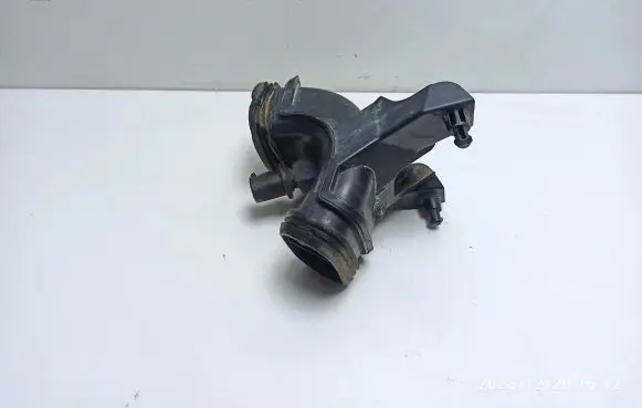 Opel Astra J Intercooler pipe mounting bracket 13337772 315875880