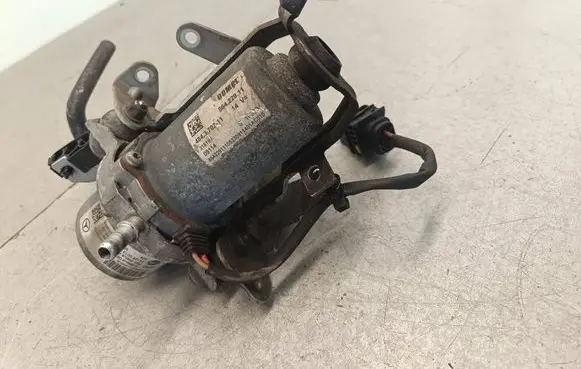 Mercedes-Benz E W212 Vacuum pump A0004302832 86422823 141250013