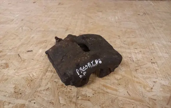 Volkswagen PASSAT B6 Front brake caliper