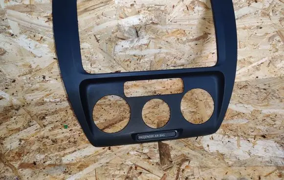 Volkswagen Jetta VI Radio/GPS head unit trim 5C6858069