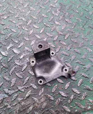BMW 5 E39 Engine mounting bracket 6751226