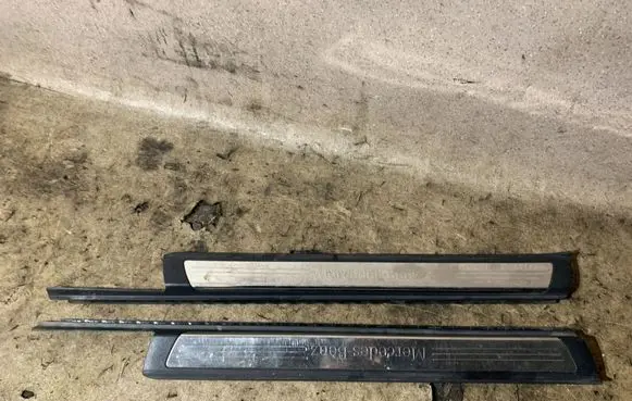 Mercedes-Benz SLK R172 Side skirt rear trim A1726800535