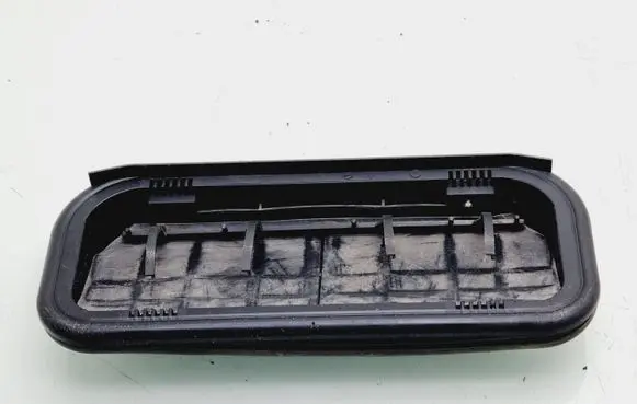 Quarter panel pressure vent