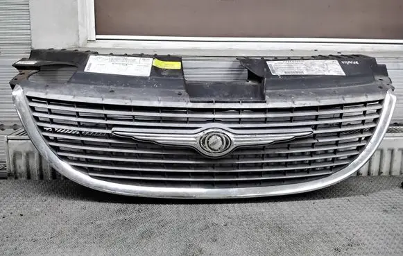 Chrysler Voyager Front bumper upper radiator grill