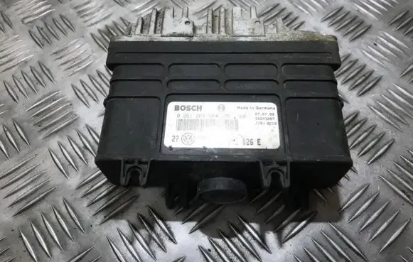 Volkswagen Golf III Engine control unit/module 0261203304 0261203305