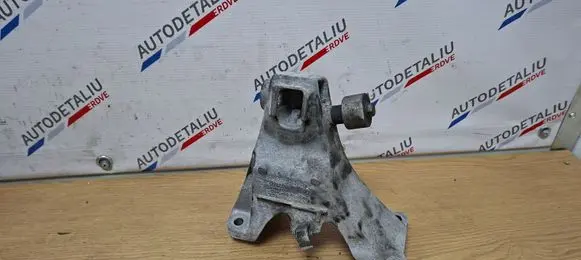 Engine mounting bracket
