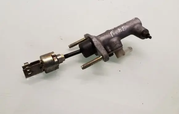Toyota Avensis T220 Clutch master cylinder