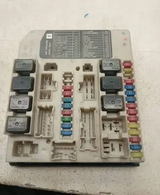 Nissan Navara D40 Fuse module 284B7EB310 0087 5E13