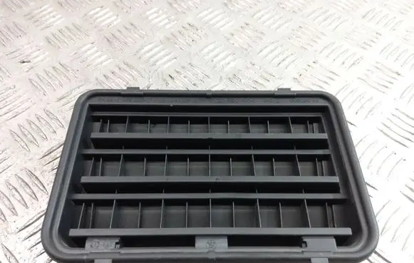 BMW 5 F10 F11 Quarter panel pressure vent 6962293