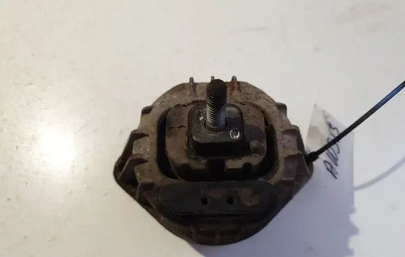 Engine mount bracket