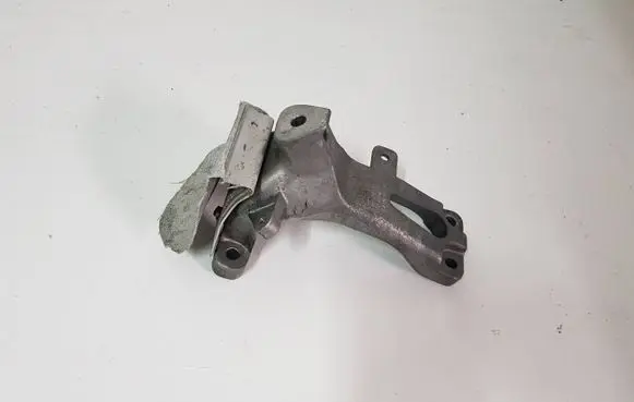 Engine mounting bracket