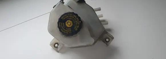 Toyota Prius (XW30) Brake fluid reservoir 