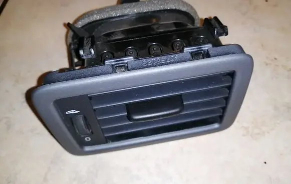 Volvo V70 Dashboard side air vent grill/cover trim
