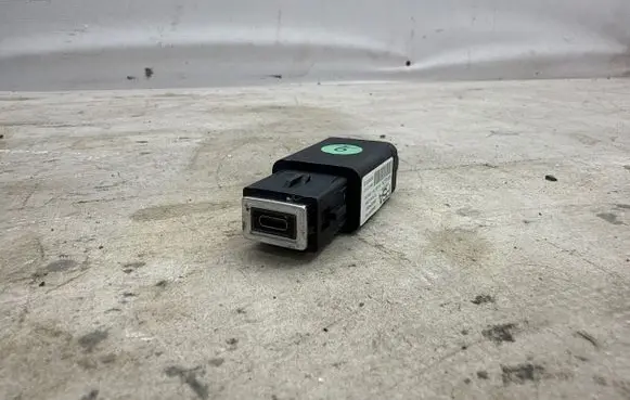 Peugeot 308 USB socket connector 9848394880 98483947VV PLP0402248