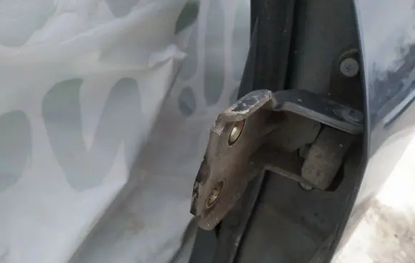 Suzuki Swift I Front door upper hinge