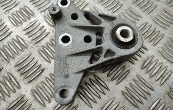 Volvo XC60 Engine mounting bracket
