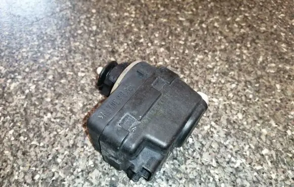 Headlight level adjustment motor