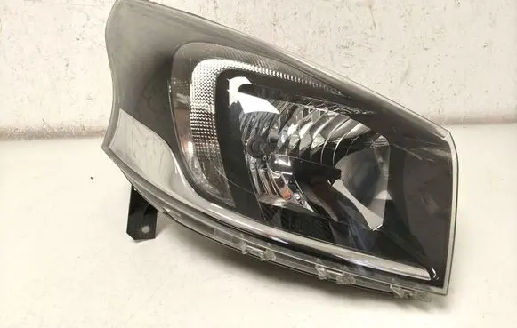 Opel Vivaro Headlight/headlamp 93461910