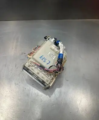 Toyota Yaris Fuse module 827300D260 09909E25