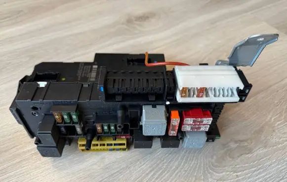 Mercedes-Benz C W204 Fuse module 5DK01102240 2049060805 A2049060805