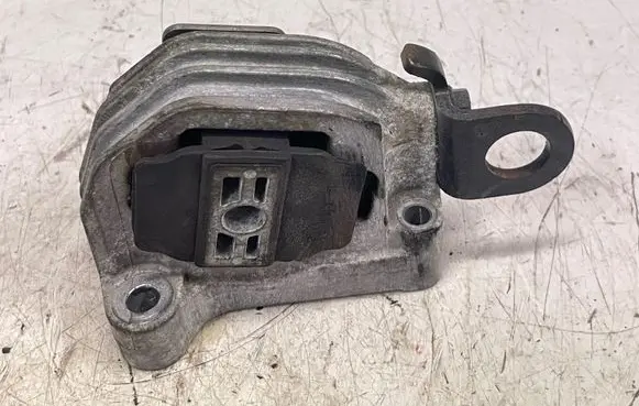 Volvo XC70 Engine mount bracket 30776354