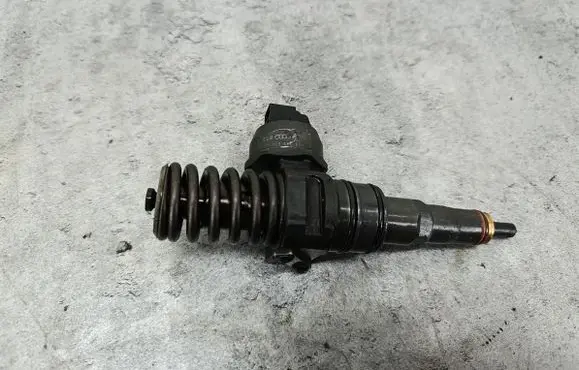 Volkswagen Golf IV Fuel injector 038130073AG