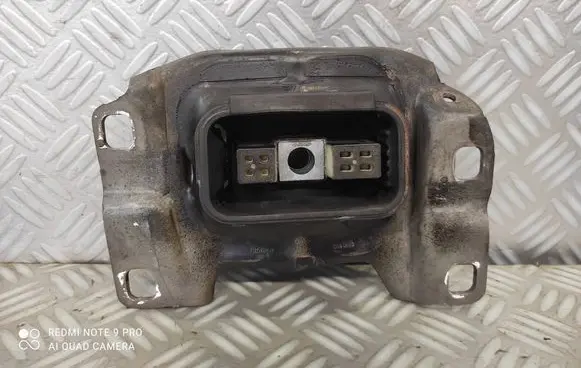 Engine mount bracket