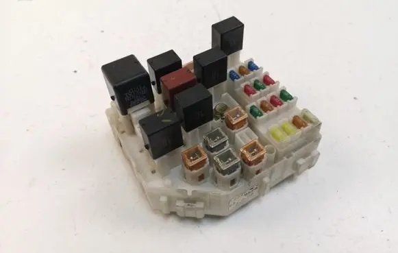 Toyota RAV 4 (XA20) Fuse module 9098702012 1567000870