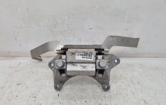 Mercedes-Benz C AMG W205 Engine mounting bracket A205242030 3318314